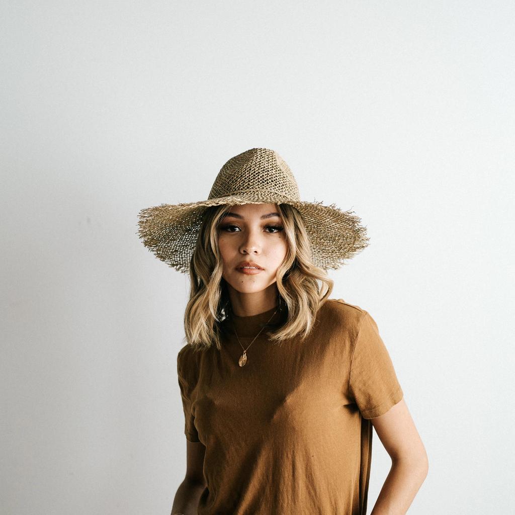 Frisuren für den Hut Sommer Outfit Ideen T-Shirt oversized Modetrends
