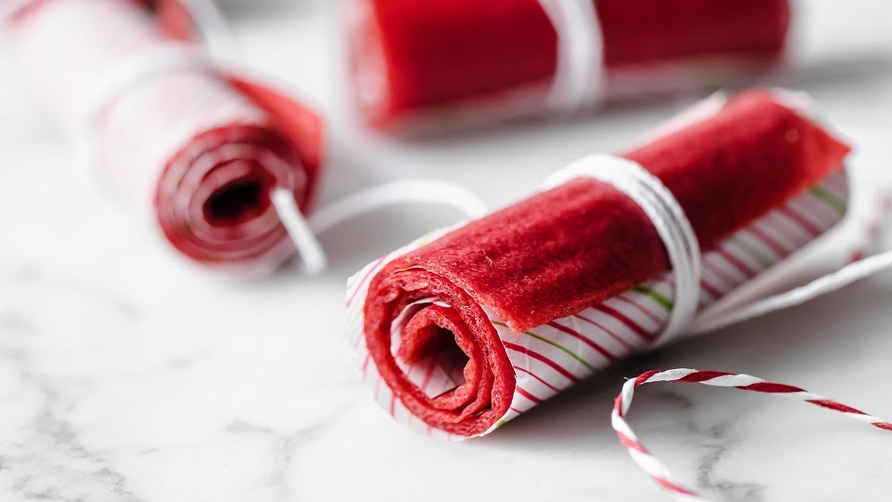 Fruit leathers from strawberries themselves make as an alternative to sweets