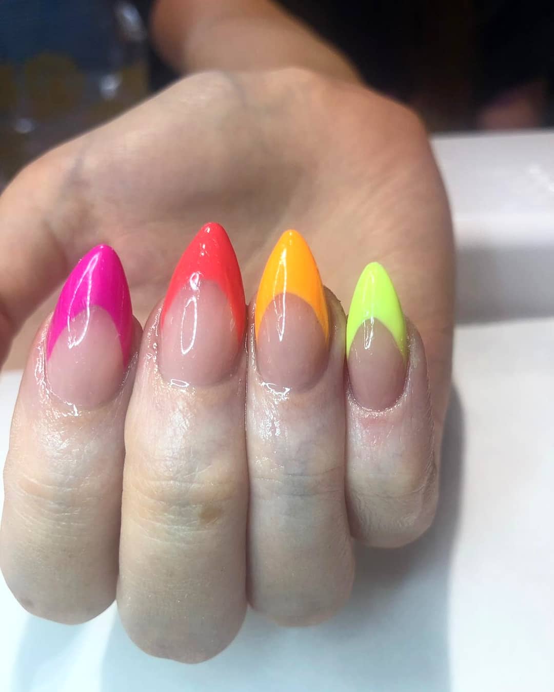 Gelnägel Regenbogen Nageltrends French Nails Neon Farben Nagellack