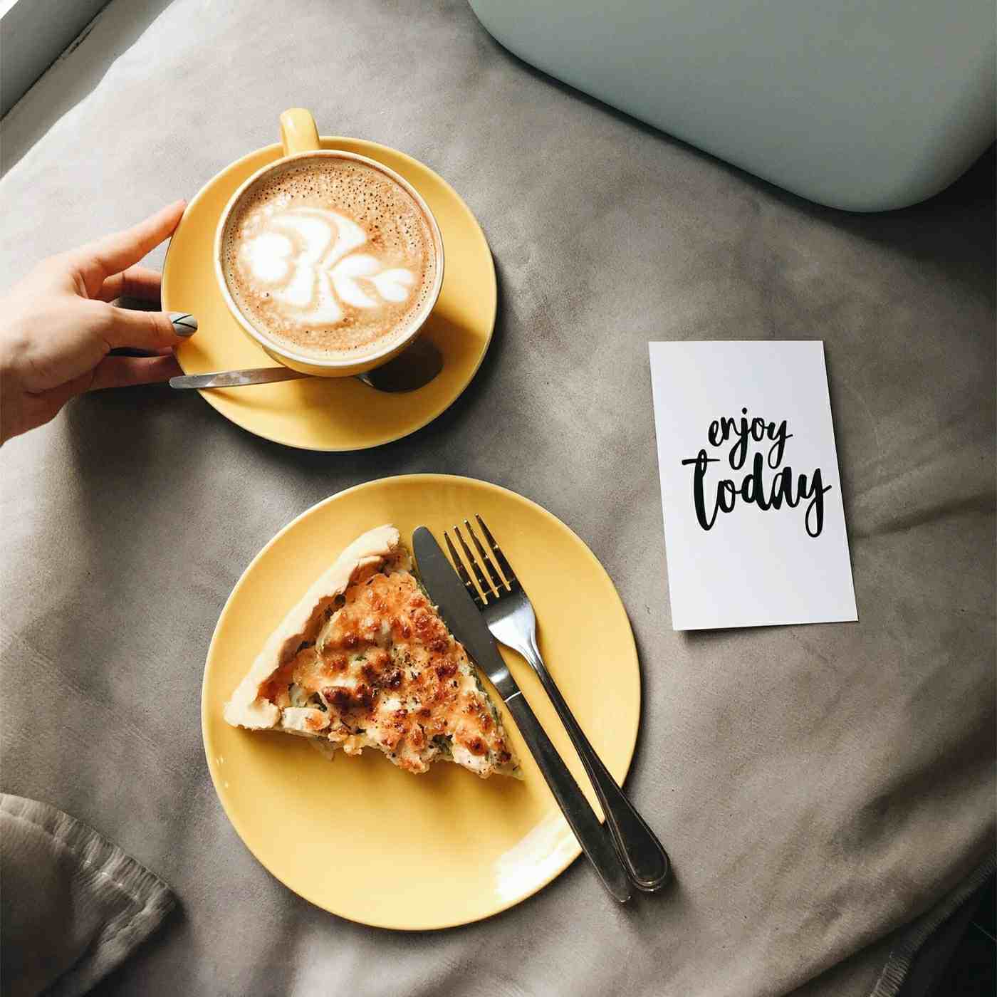 Guten Morgen Bilder für Whatsapp mit Kaffee und Zwiebelkuchen - Genieße den heutigen Tag