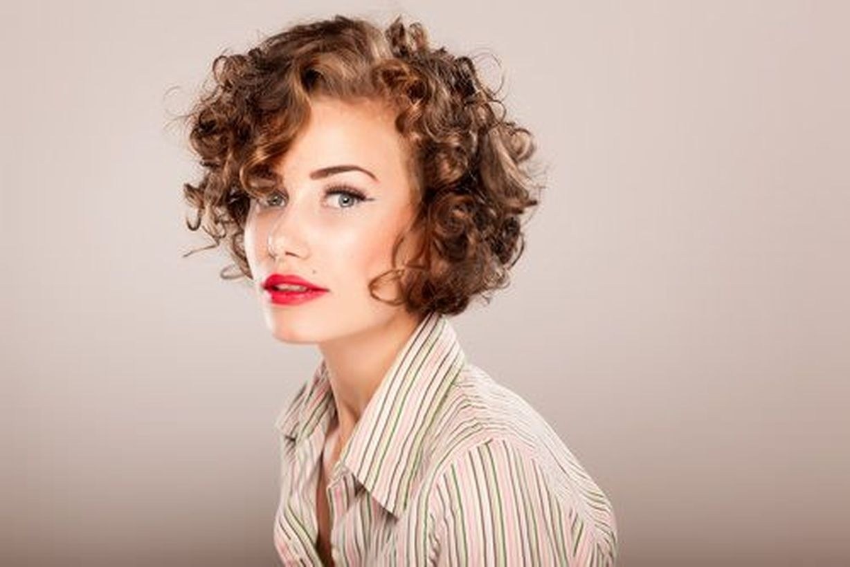 Haarschnitt kurze Haare Frisurentrends Locken retro Make Up Lippenstift rot