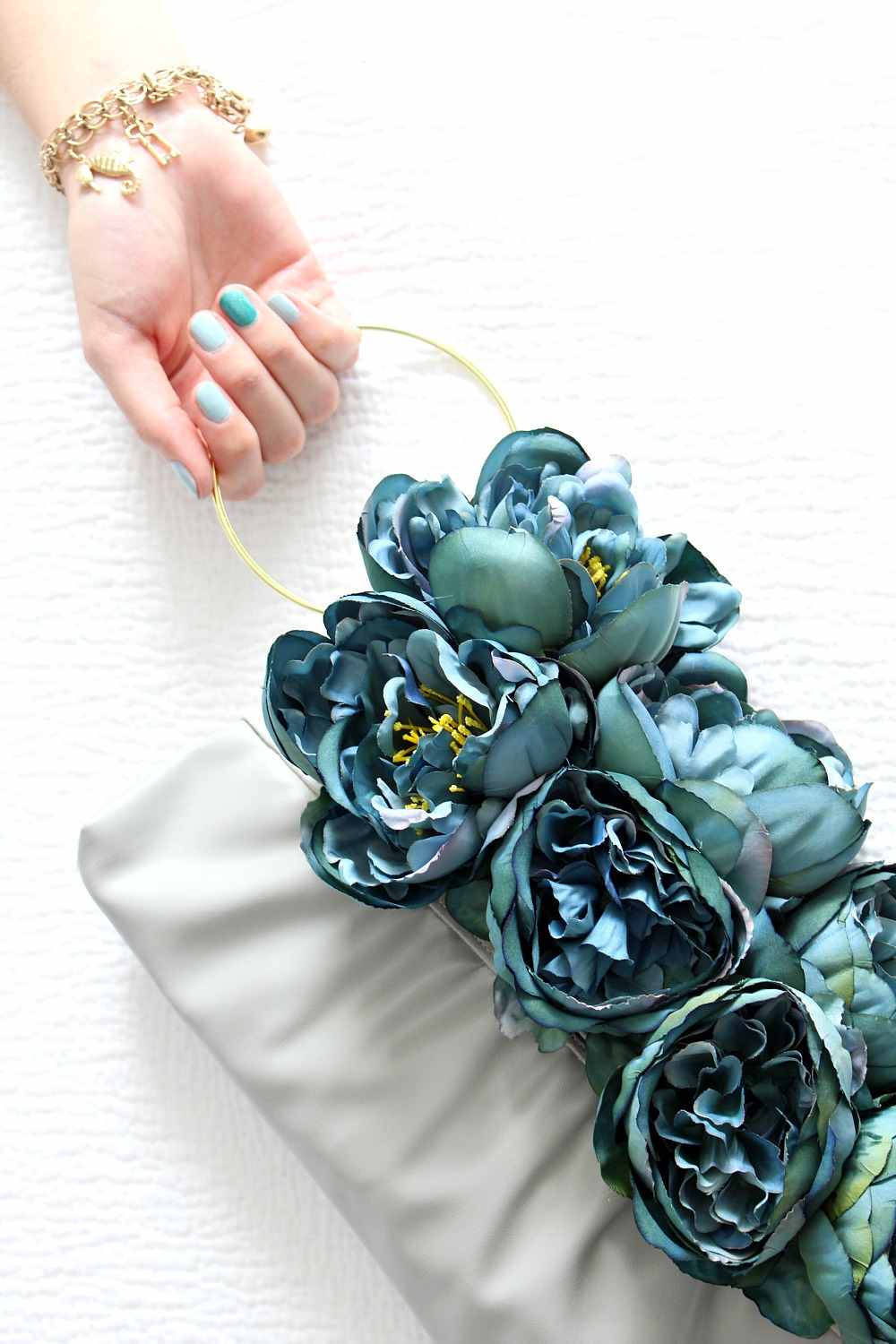 Handtasche aufpeppen Kunstblumen Deko Ideen Upcycling Bracelet Handbags