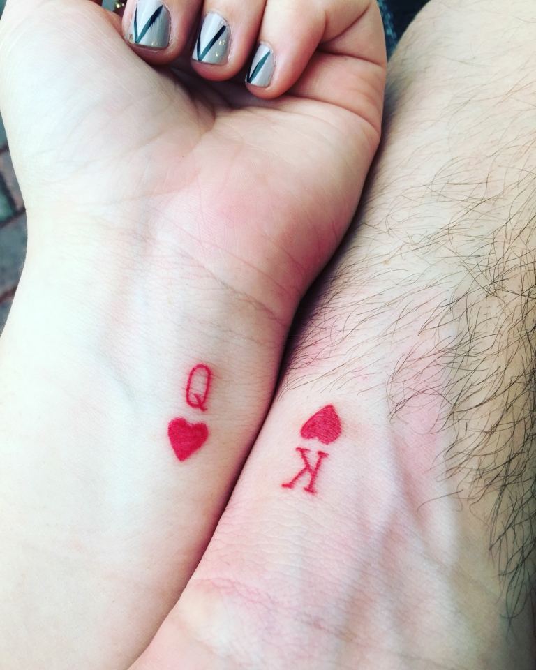 Hochzeit Tattoos für Frauen ab 50 Handgelenk rote Tinte Tattootrends