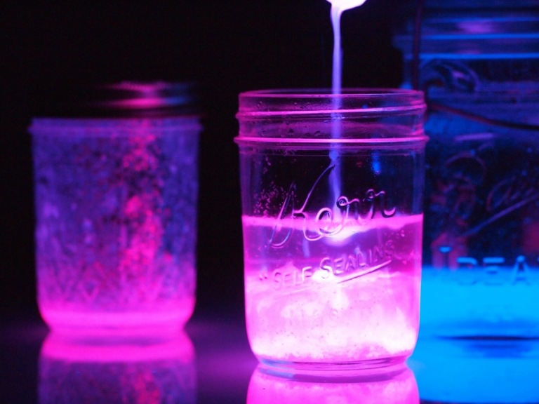Idee mit Knicklichter für ein vorübergehendes Leuchtglas auf Partys