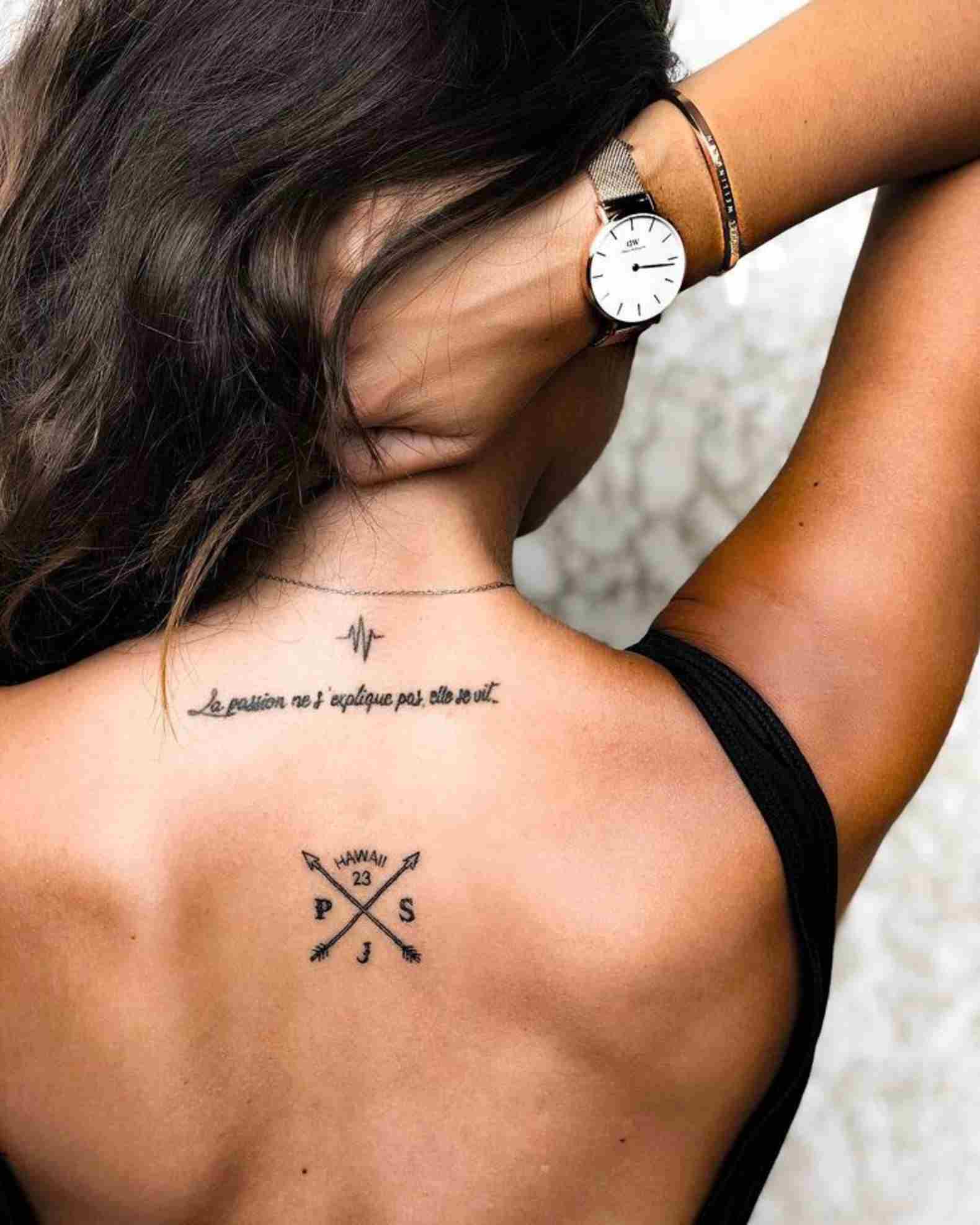 Jessica Alba Tätowierungen Kompass Tattoodesign Kleid rückenfrei Modetrends Sommer 2019