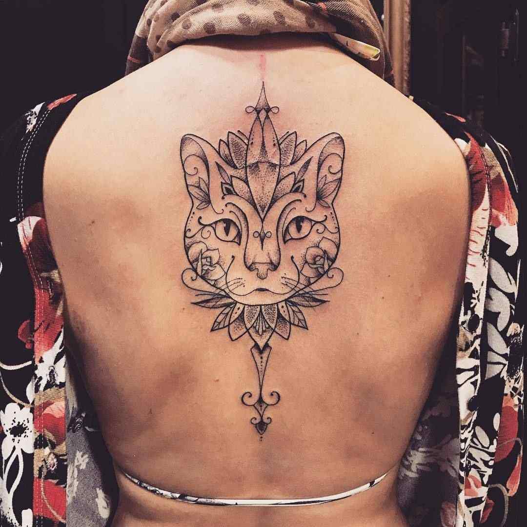 Katze Tattoodesign Rücken-Tattoo für Frauen Schmerzen Tattootrends schwarz weiß