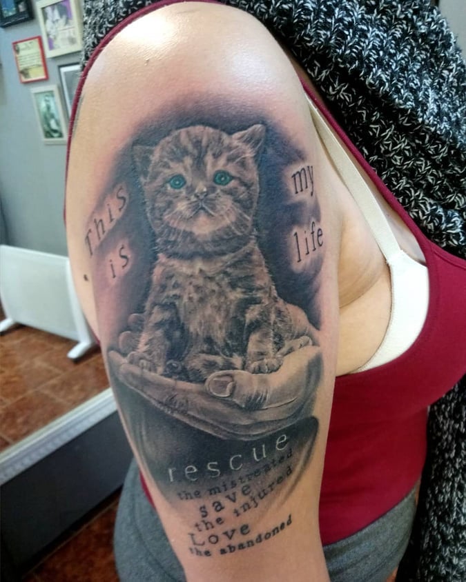 Katze Tattoodesign coole Tattoos Schulter Oberarm Tätowierung Frauen Ideen