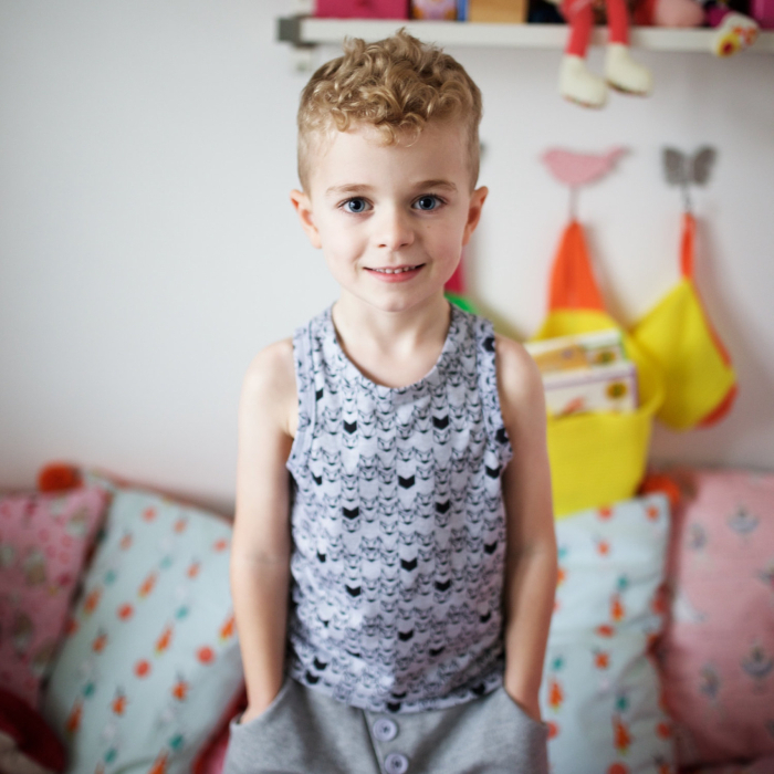 Kinderfrisuren kleien Jungen mit Locken kurz Undercut