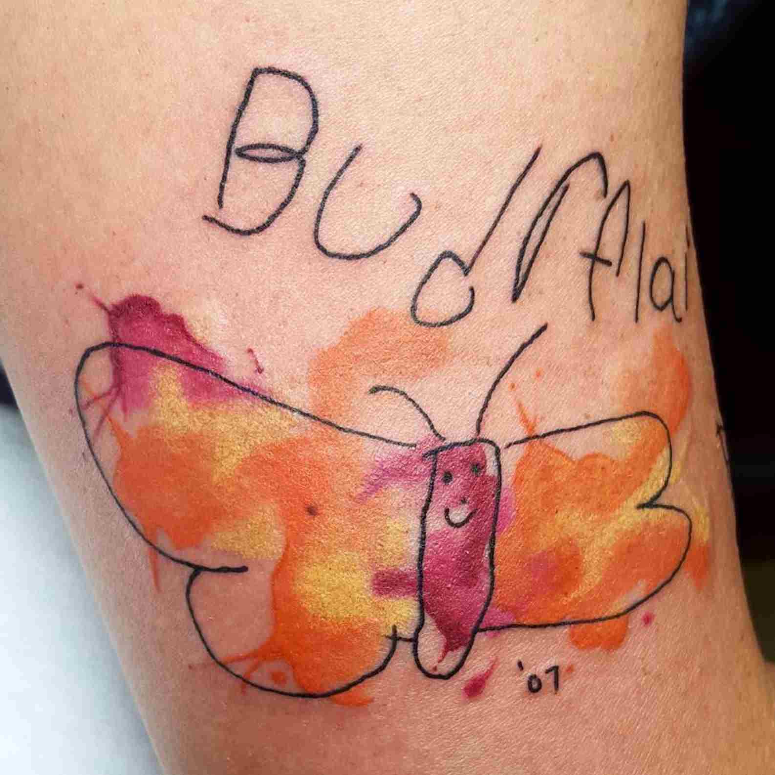Kinderzeichnung Tattoos für Frauen ab 50 Ideen Schmetterling Schriftzug Tattoodesign