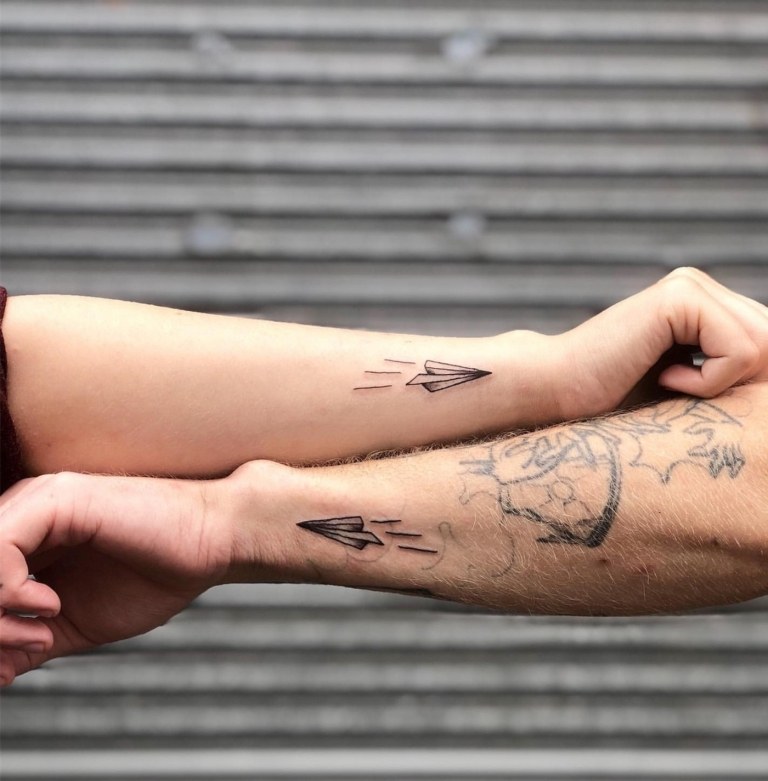 Kleine Tattoos Ideen Paare Papierflieger Motiv Bedeutung
