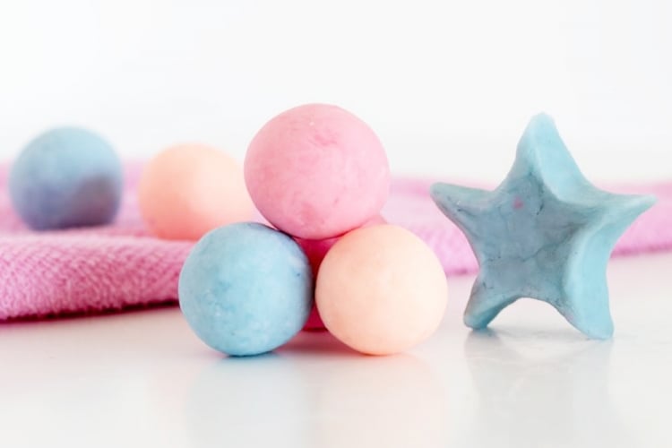 Knetseife selber machen in Pastellfarben und zu Kugeln und Stern formen