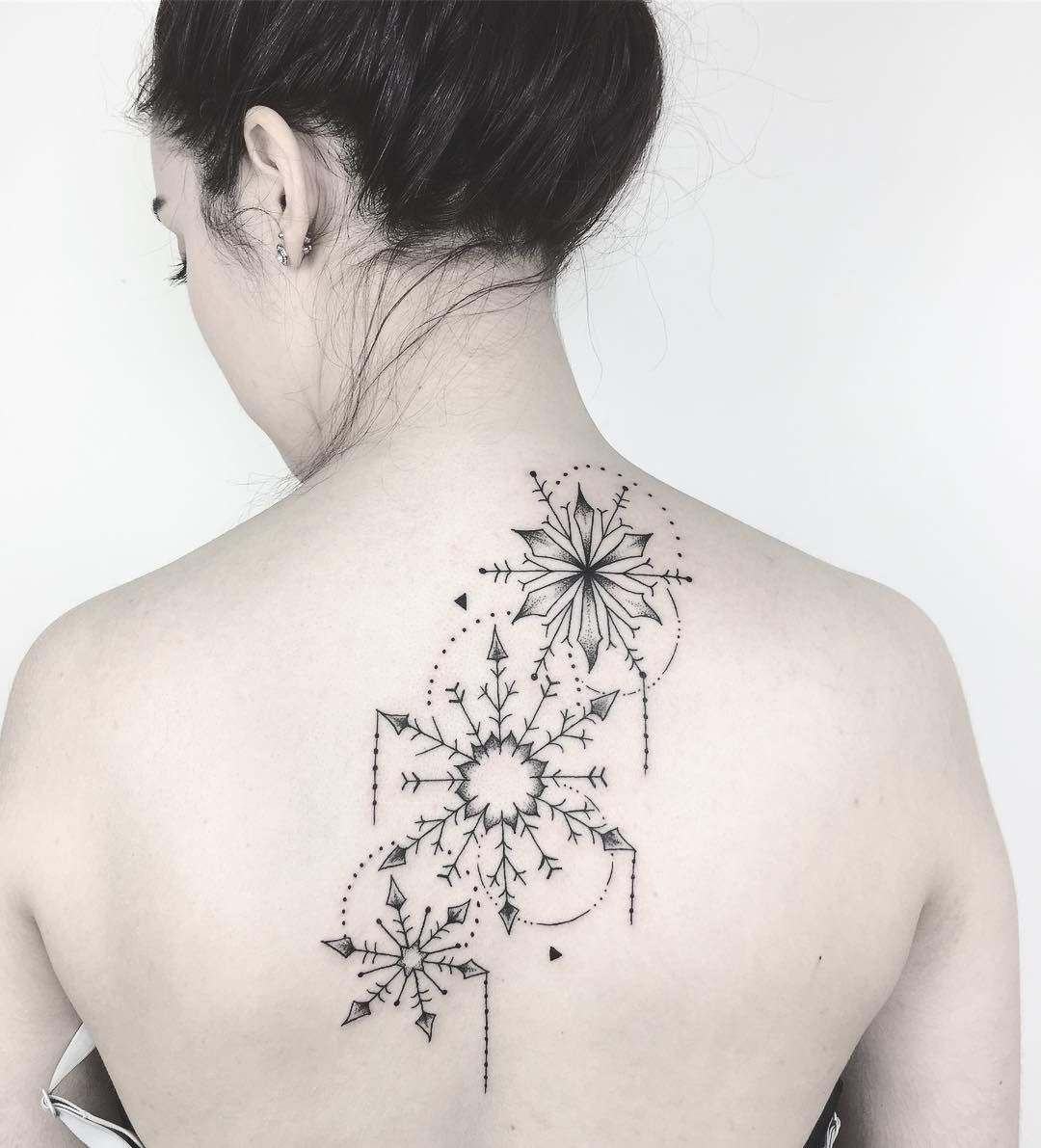 Kompass Tattoodesign schwarz weiß Tattootrends 2019 Rückentattoo Schmerzen