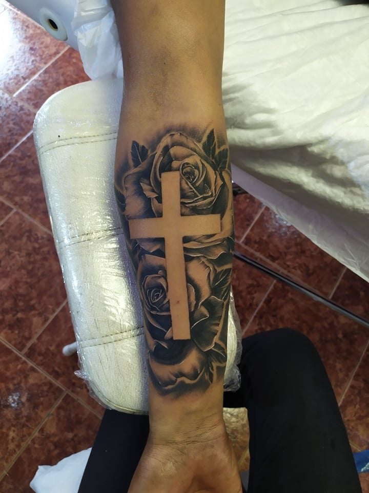 Kreuz Tattoodesign Ideen Unterarm Tattoomotiv Schmerzen Tattoopflege