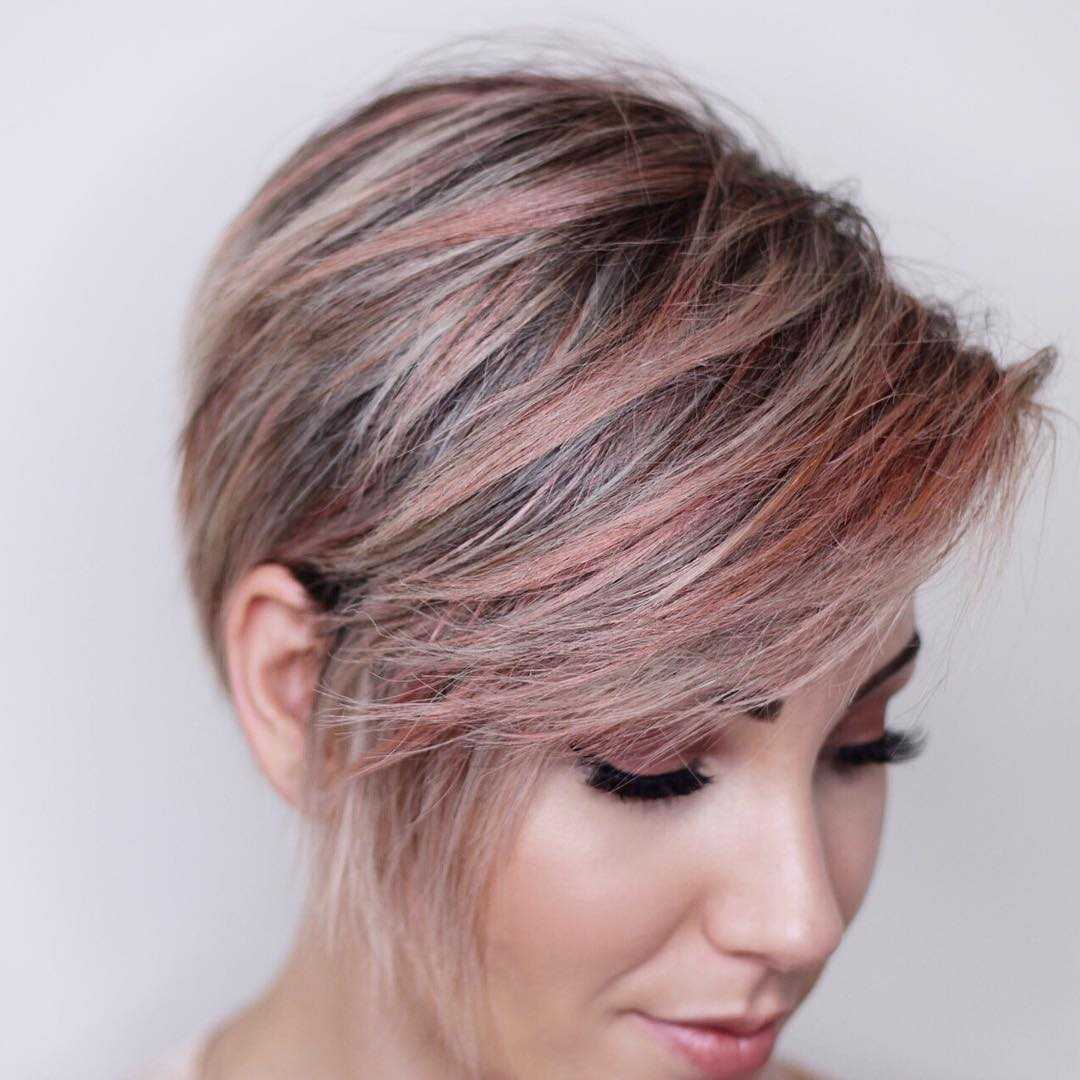 Kurze Haare stylen Frauen Bob Kurz rosa Haarfarbe Strähnen Modetrends 2019.