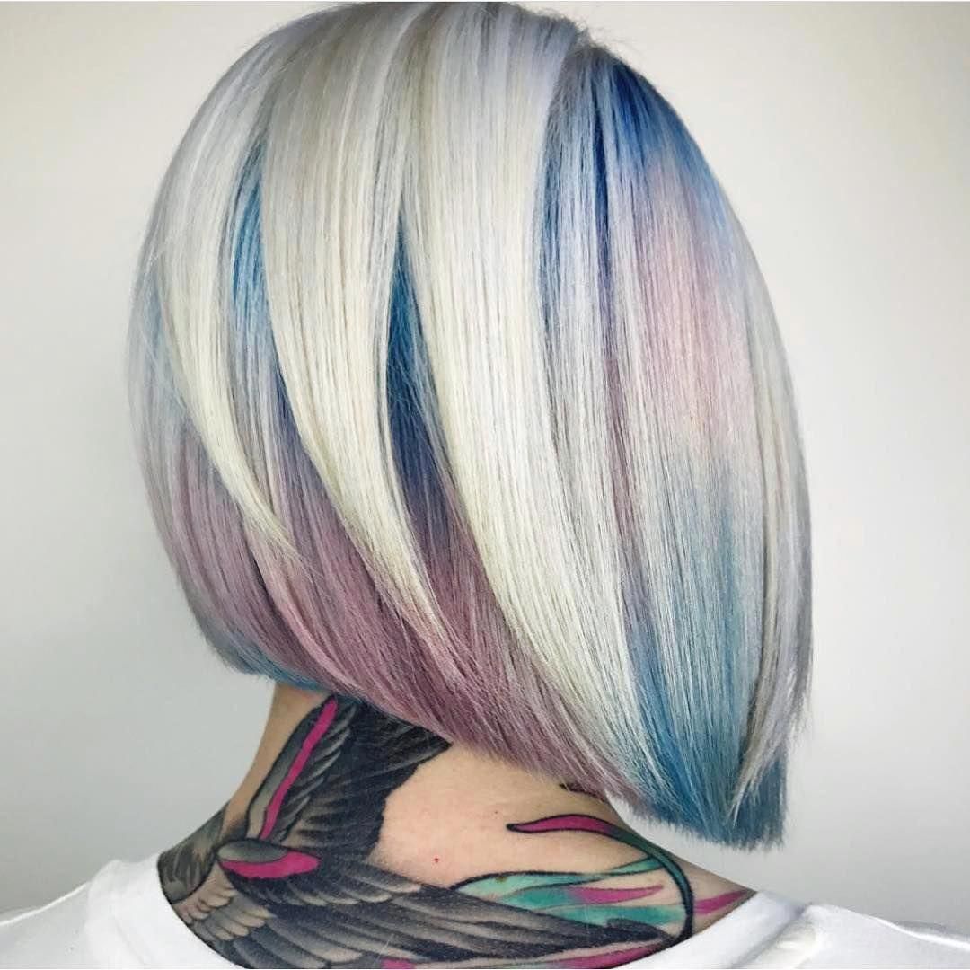 Kurzer Bob asymmetrisch Pastell Haarfarben Ashblond Frisurentrends Tattoo am Rücken