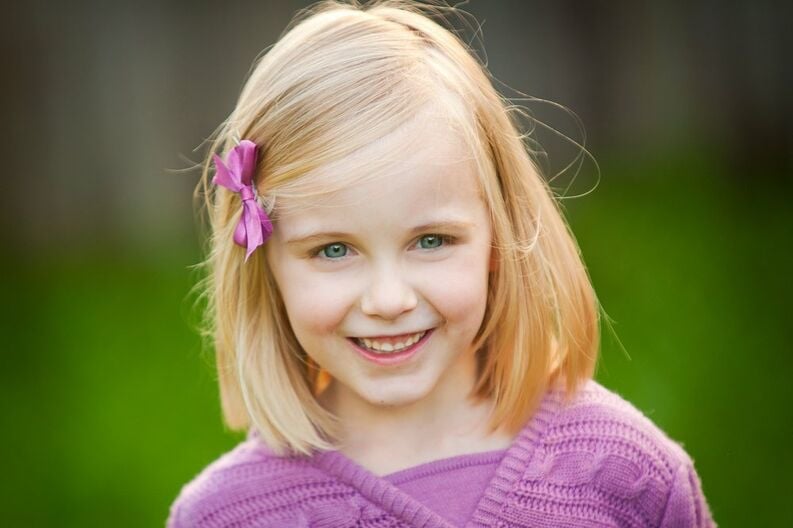 Kurzhaarfrisuren Mädchen Kinder 10 Jahre glatt Seitenscheitel Haarschmuck