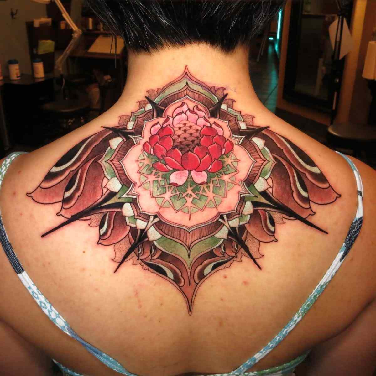 Lotusblume Rücken-Tattoo für Frauen Ideen Tattoodesign Tattootrends 2019