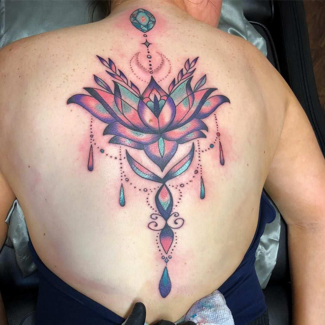 Lotusblume Rücken-Tattoo für Frauen Mandala watercolors Tattootrends 2019 Tattoodesign Ideen Damen