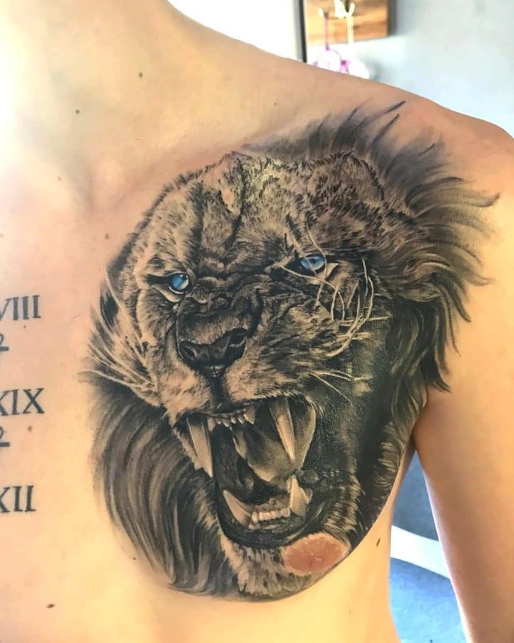 Löwe Tattoodesign Brust coole Tattoos Schmerzen