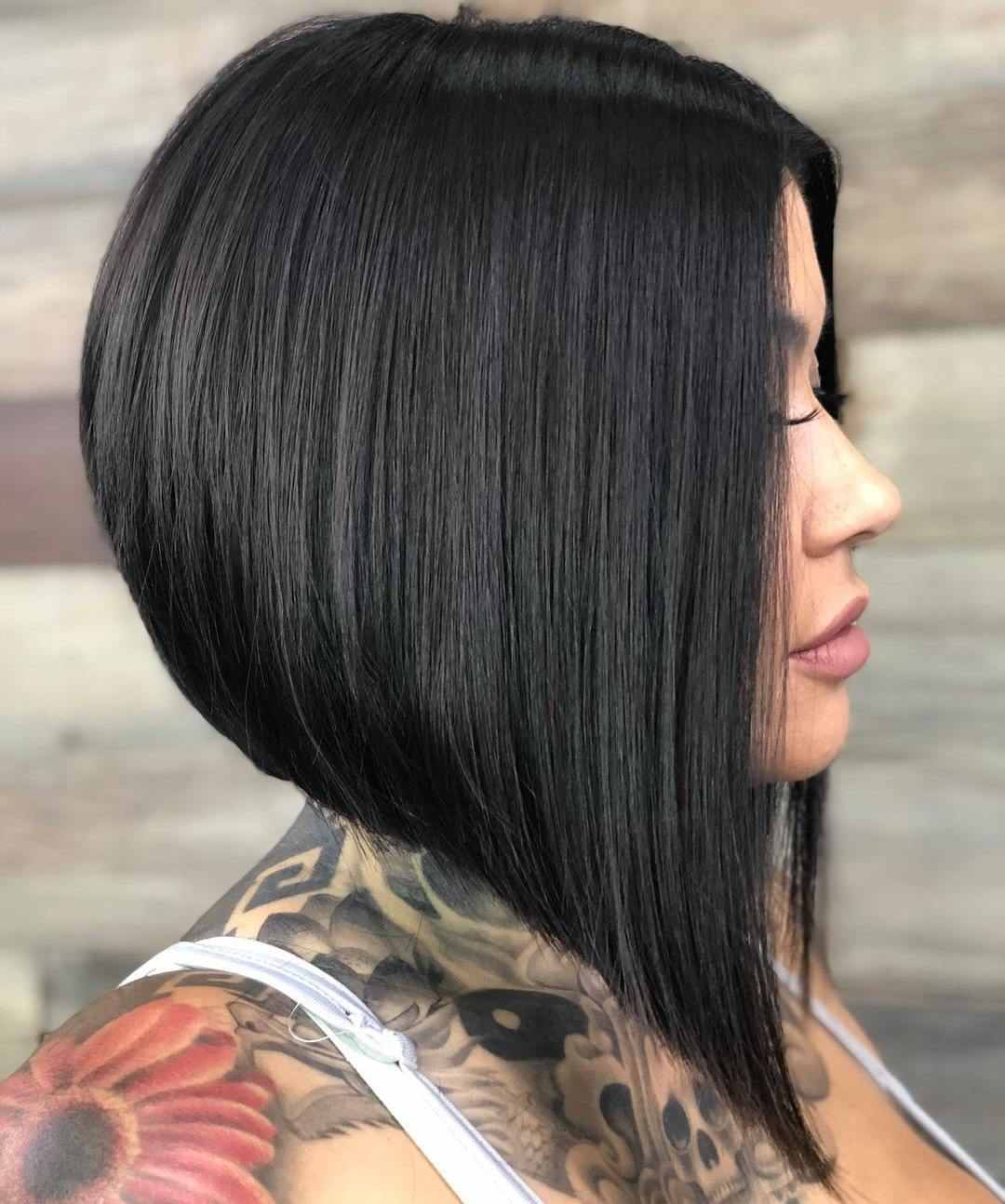 Mittellange Haare stylen Ideen sleek Look Haartrends Schlüsselbein Tattoo Frauen