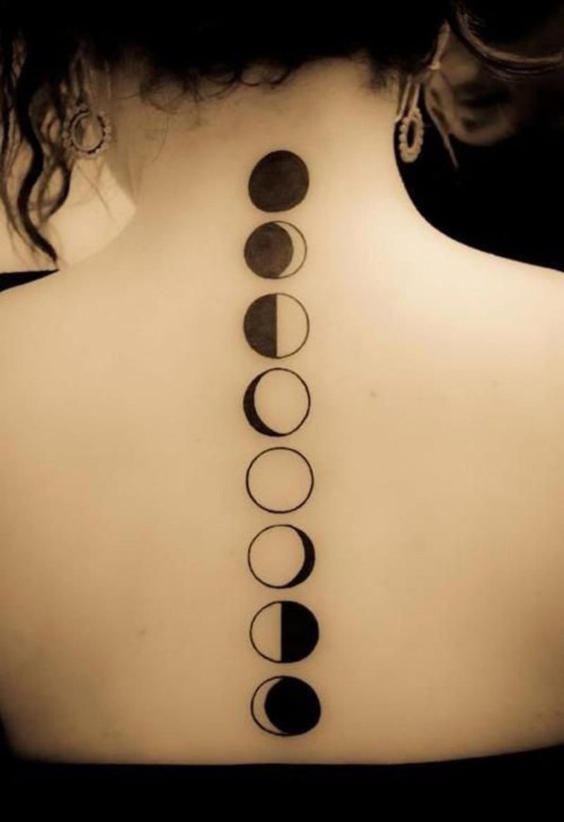 Mond Phasen Rücken-Tattoo für Frauen klein schwarz weiß Tattootrends Ideen