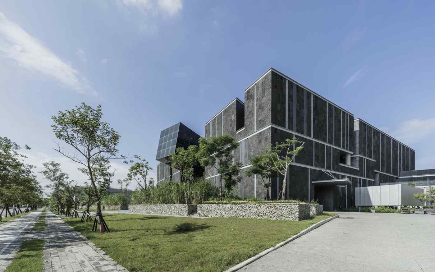 Museumsgebäude mit Basalt für die Fassade für eine minimalistische Optik