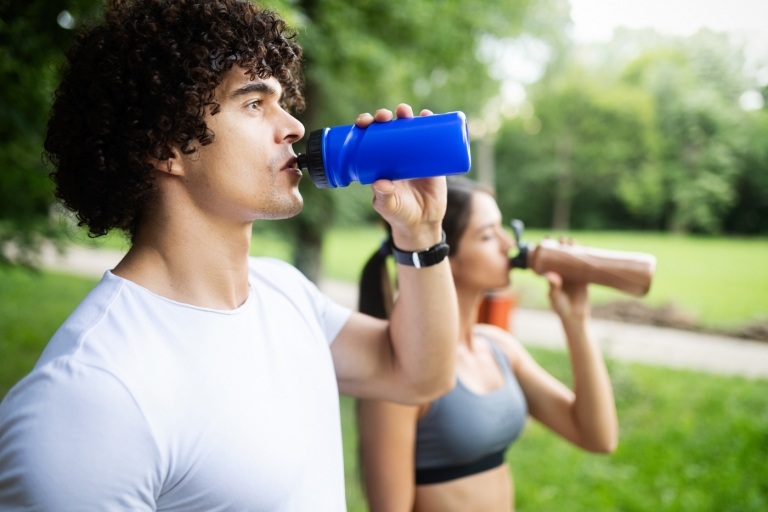 Muskeln aufbauen Training Essen ausreichend Wasser trinken