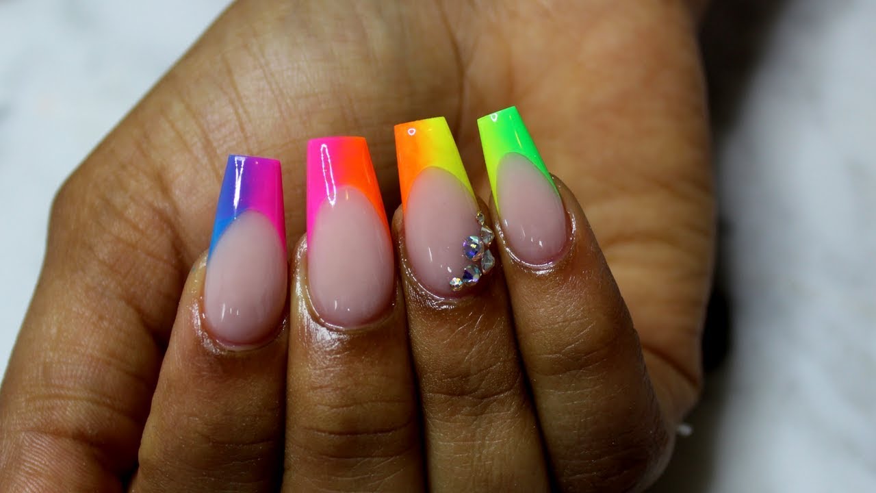 Neon Farben French Nails Gelnägel selber machen Nageldeko Strasssteine