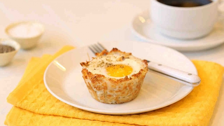 Omelette in a muffin tin baking eggs prepare low-calorie cooking