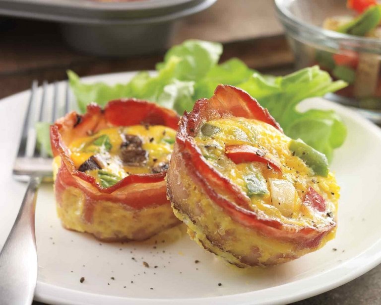Omelet in egg bacon bacon muffin pan
