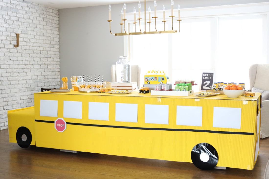 Originelles Buffet in Form eines gelben Schulbusses als Dekorationsidee für den ersten Schultag