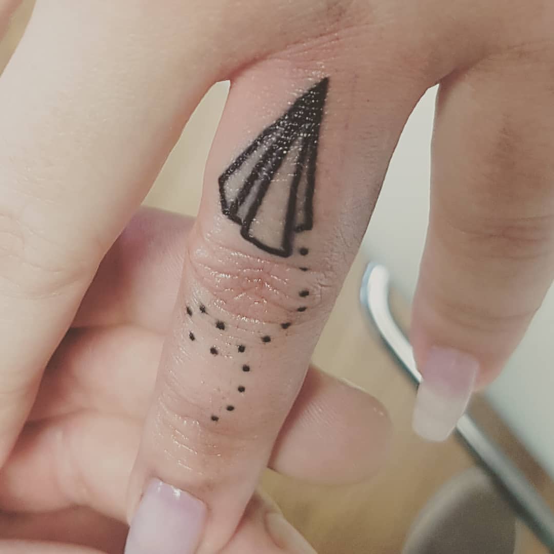 Papierflieger Finger Tattoo klein Frauen