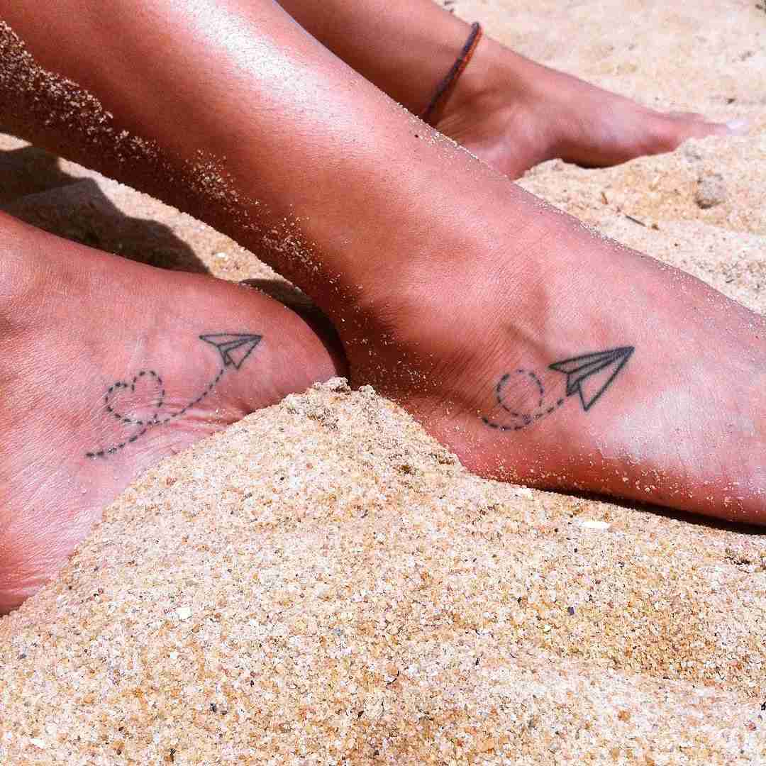 Papierflieger Fuss kleine Tattoo Ideen Frauen