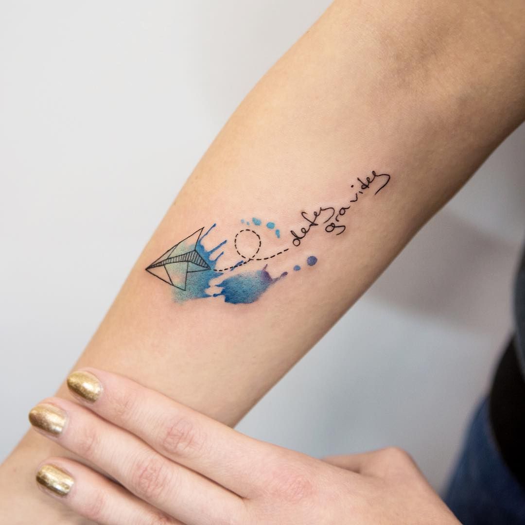Papierflieger Tattoo Motiv Bedeutung Unterarm Wasserfarbe