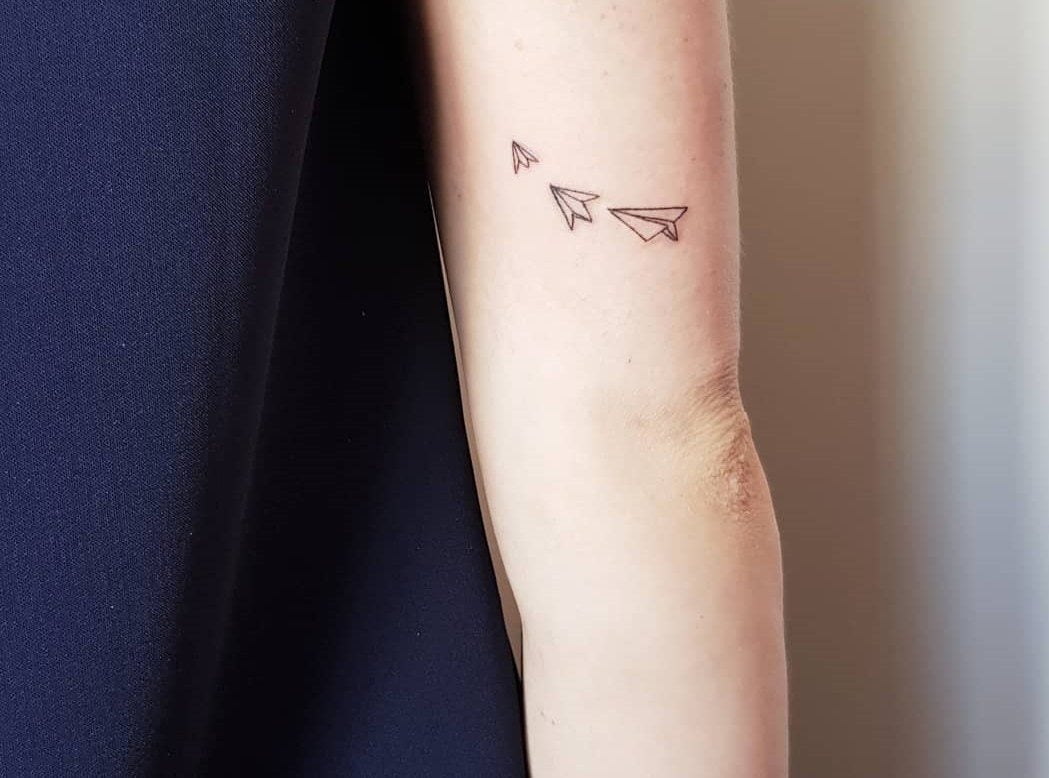 Papierflieger Tattoo Motiv Bedeutung klein