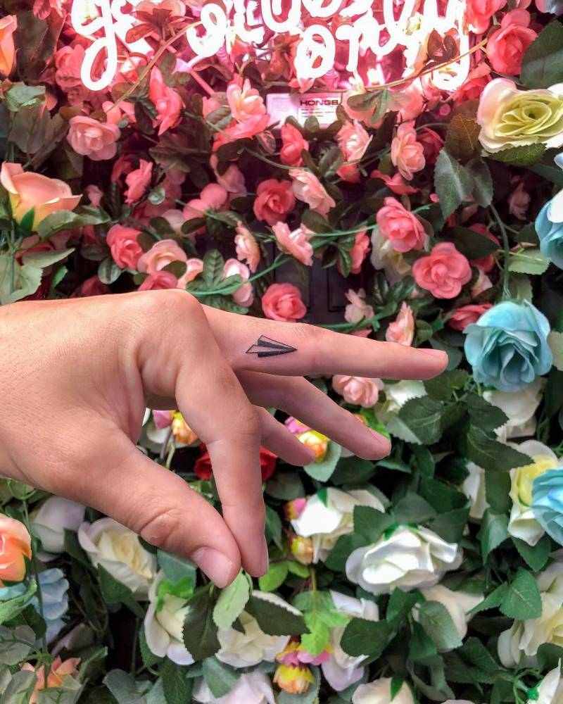 Papierflieger Tattoo Symbole Bedeutung Finger