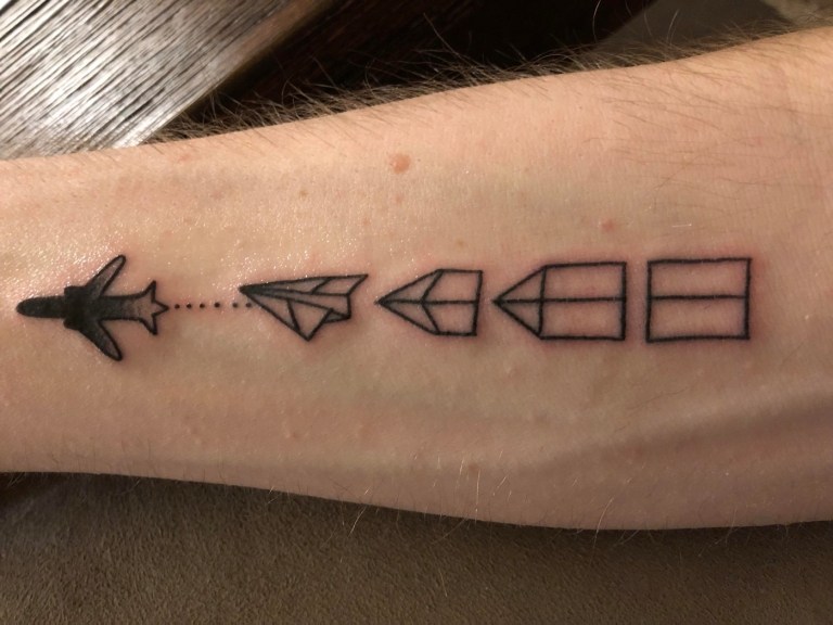 Papierflieger Tattoo klein Unterarm Männer Symbole Bedeutung Reisen
