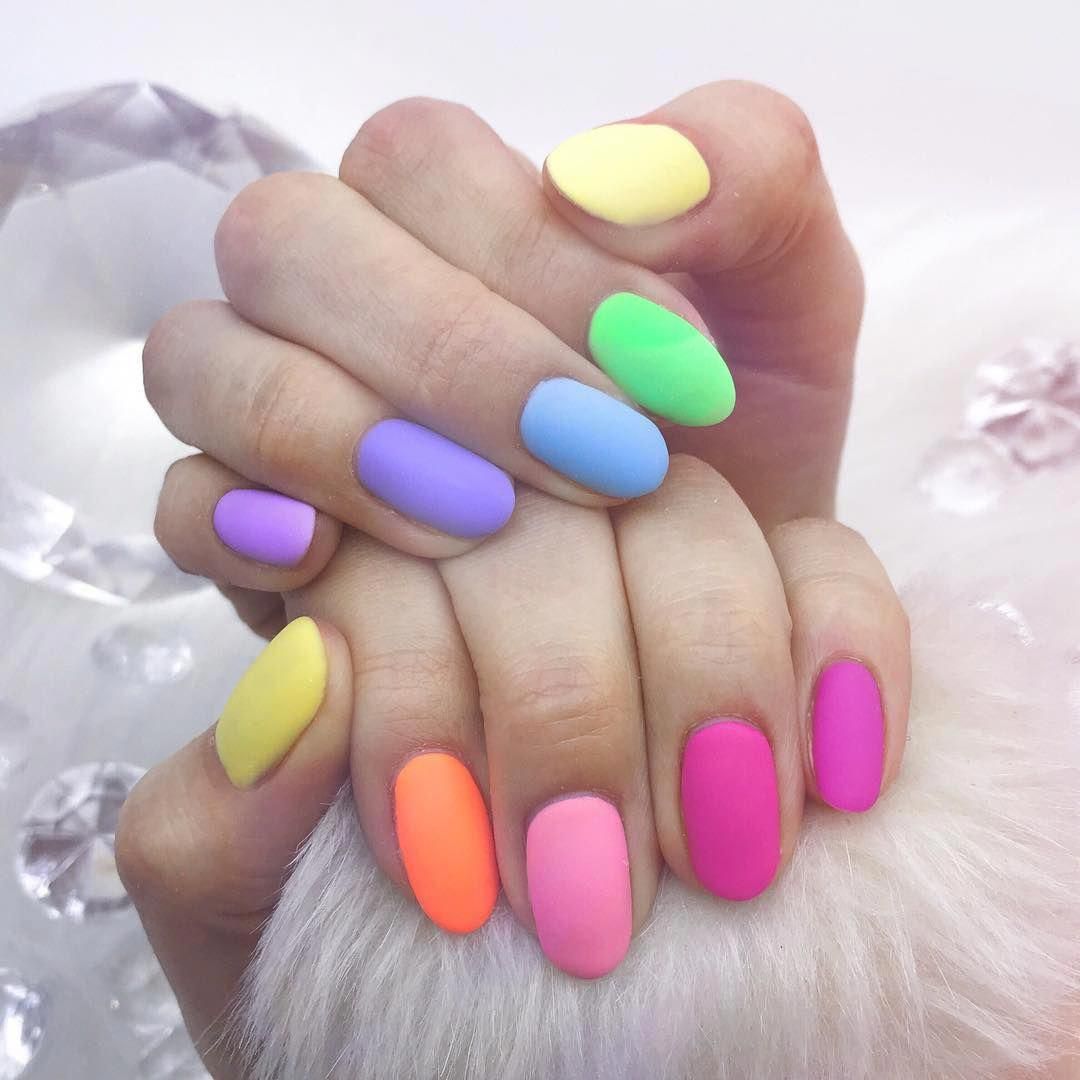 Regenbogen Nägel matt Nageltrends Nageldesign Neon Farben Trend