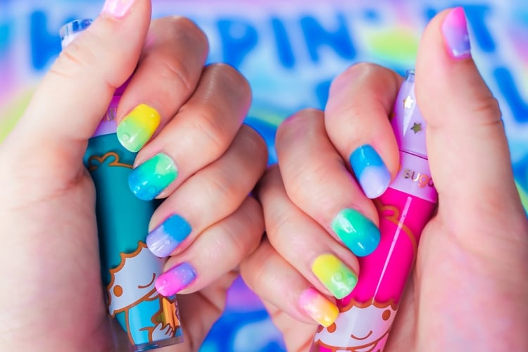Regenbogen Nägel mit Schwamm Ombre Nageltrends Neon Farben Nagellack