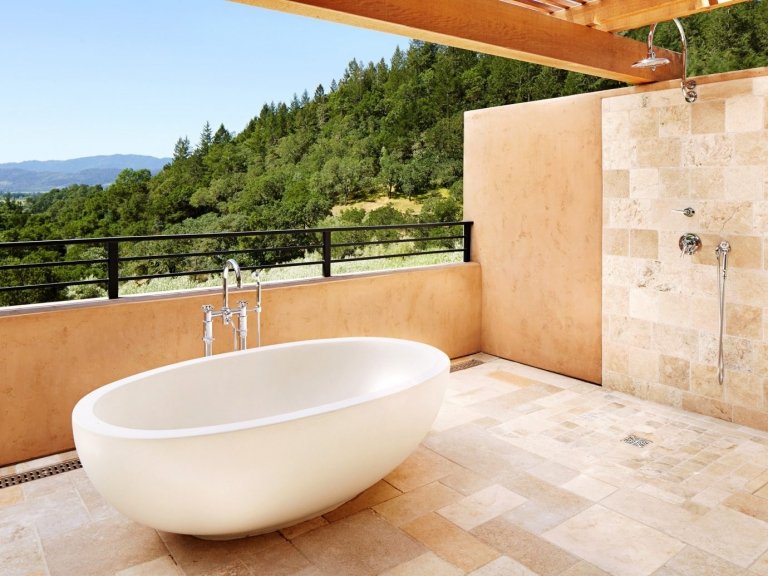Regendusche ovale Badewanne Putzwand Überdachung Holz Pergola Sonnenschutz