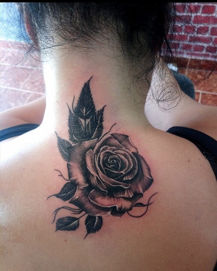 Rose Blumen Tattoodesign Tätowierung am Rücken Schmerzen Tattoopflege