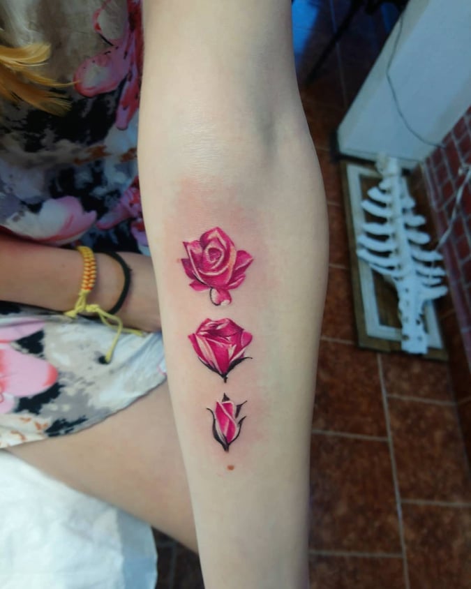 Rose Blumen Tattoomotiv Unterarm coole Tattoos Frauen Watercolor Tattoodesign