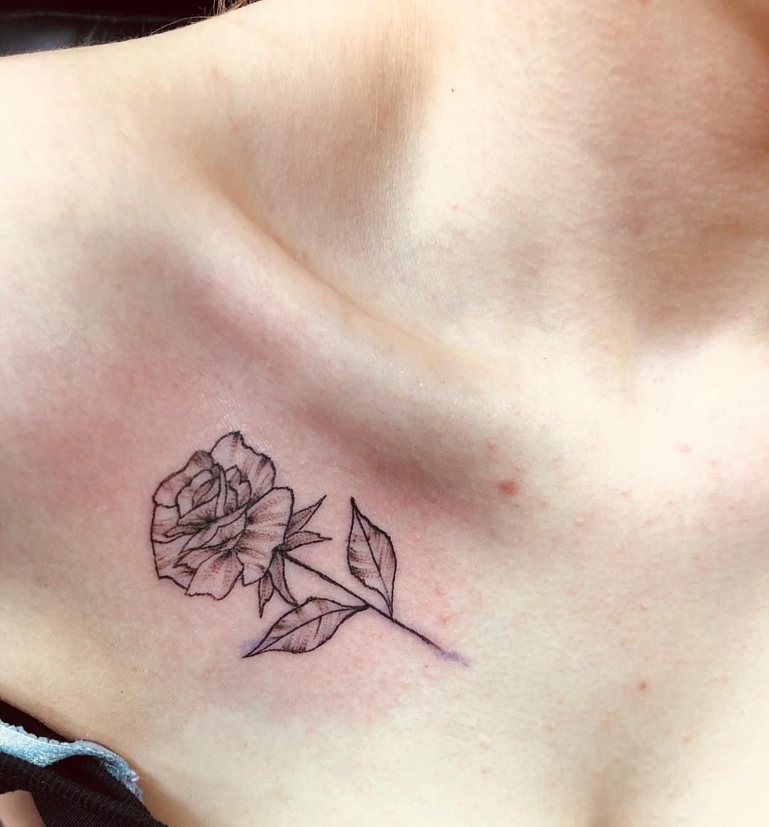 Rose Schlüsselbein Tattoo klein Ideen Frauen Tattoodesign