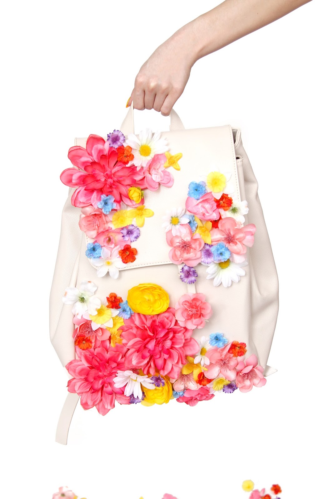 Rucksack aufpeppen Blumen bemalen DIY Anleitung Modetrends Sommer