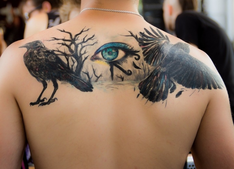 Rücken-Tattoo für Frauen Ideen Rabe Tattoodesign Tattootrends 2019