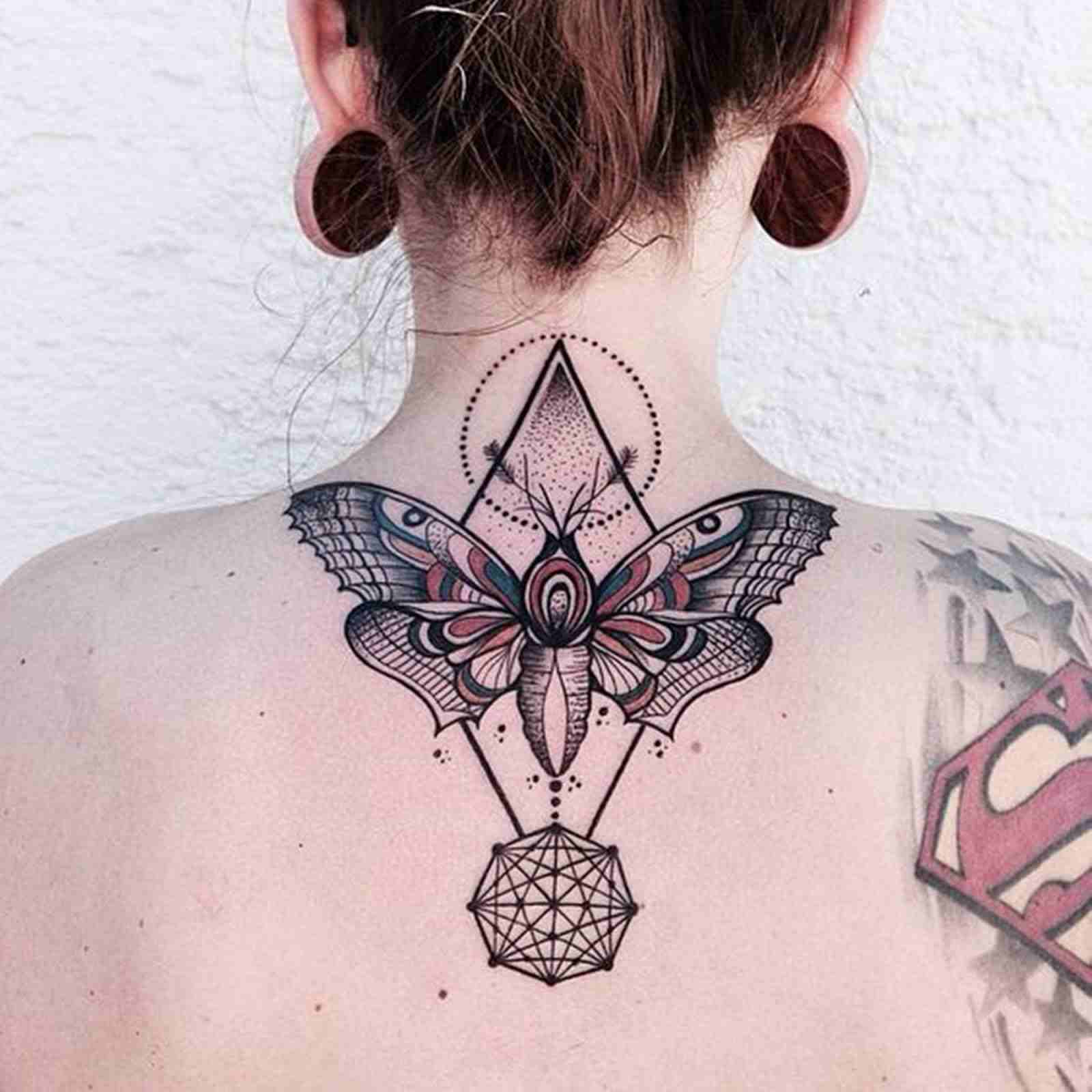 Rücken-Tattoo für Frauen Mandala Tattoodesign schmetterling Ohren piercing Schmerzen Schultertattoo klein