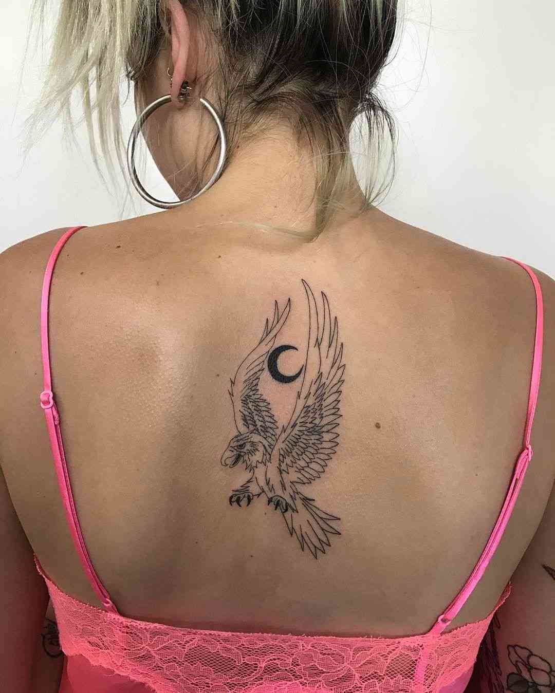 Rücken-Tattoo für Frauen Tattootrends Vogel Tattoodesign schwarz weiß koral farbe des jahres