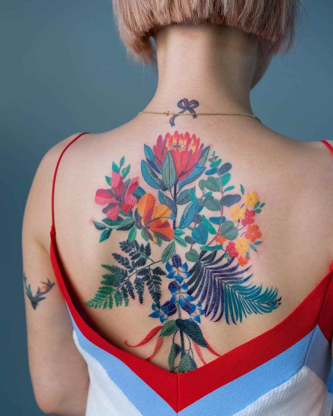Rücken-Tattoo für Frauen groß Blumen Tattoodesign Ideen kurze Haare Frisurentrends 2019 Damen