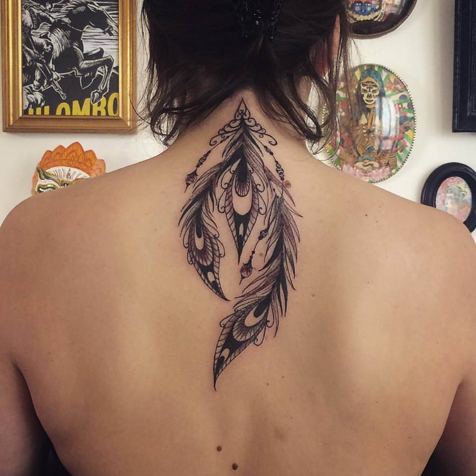 Rücken-Tattoo für Frauen klein Ideen schmerzen Nackentattoo Tattoodesign Trends 2019