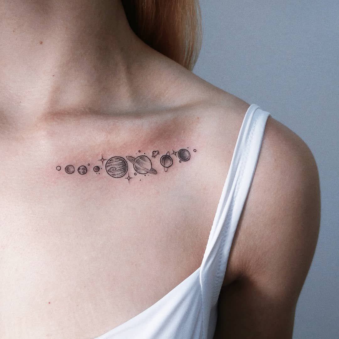 Schlüsselbein Tattoo Ideen Tattoodesign Planeten Tattoomotiv
